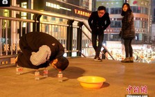 Giữ thăng bằng trên chai nhựa