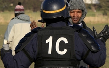 Người nhập cư chiếm hải cảng Pháp