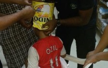 Kẹt đầu trong hộp sữa