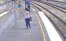 Cô bé nhanh trí cứu vẹt cưng đậu trên đường ray