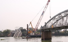 Cẩu nổi 500 tấn áp sát Cầu Ghềnh