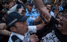 Hồng Kông vất vả bảo vệ phái đoàn Trung Quốc