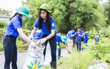 Ái Phương và Tiêu Châu Như Quỳnh nhặt rác, dọn vệ sinh cống rãnh cùng sinh viên