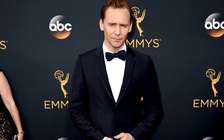 Tom Hiddleston ‘lẻ bóng’ trên thảm đỏ lễ trao giải Emmy 2016