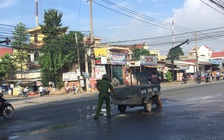 Cảnh sát trật tự mua đá dăm lấp 'ổ gà' giúp dân khỏi tai nạn