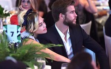 Liam Hemsworth âm thầm hỗ trợ Miley Cyrus tại 'The Voice' Mỹ