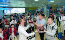 Đàm Vĩnh Hưng hát tặng sinh nhật cho Dương Triệu Vũ ngay tại sân bay