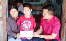 Trao tiền cho những hoàn cảnh khó khăn