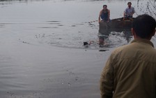 Chèo xuồng ra hồ chơi, 2 cháu bé bị đuối nước thương tâm