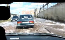 Nước trái cây gây ngập đường ở Nga