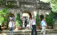 Khách nhiều cũng… khổ