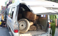 Ô tô chở gỗ lậu gặp nạn, phụ xe bị gỗ đè tử vong