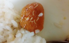 Hàng trăm công nhân nghỉ việc vì khay cơm có dòi