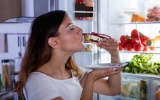 Ăn khuya làm tăng rủi ro bệnh tim, tiểu đường