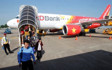 Bị cấm bay 12 tháng vì ném thùng carton vào mặt nhân viên sân bay