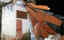 Hàng chục căn nhà bị sập và tốc mái do giông lốc
