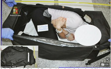 Người mẫu Anh bị bắt cóc và đem ra đấu giá ở chợ đen