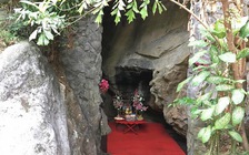 Lấy mẫu sinh phẩm thân nhân liệt sĩ Hang Tám Cô