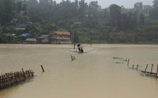 Nước lũ dâng cao, nhiều hộ dân ở Lào Cai bị cô lập