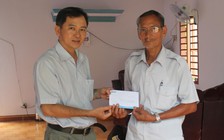 Trao tiền cho các hoàn cảnh khó khăn