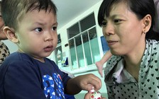 Bé trai bị đâm xuyên não: Đã biết đi nhưng khớp gối chân trái vẫn chưa vững