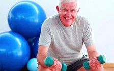 Tập tạ giúp người lớn tuổi giảm cân mà không mất cơ nạc
