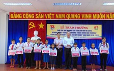 Nâng bước học sinh nghèo đến trường