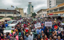 Biểu tình rầm rộ đòi Tổng thống Zimbabwe từ chức