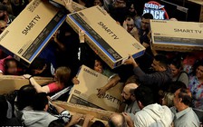 Giẫm đạp lên nhau gây thương tích trong ngày Black Friday ở Mỹ