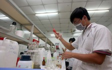 Phải đi đôi với điều kiện làm việc và thu nhập