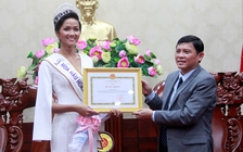 Hoa hậu H’Hen Niê được tỉnh Đắk Lắk tặng bằng khen và tiền thưởng