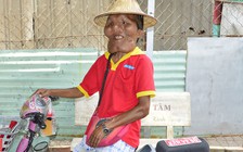 Người con dị dạng bao năm qua bán vé số nuôi cha