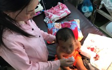 Thọc tay vào xe máy đang chạy, bé trai 3 tuổi mất ngón tay