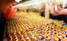 Vàng tụt dốc, thị trường lặng sóng