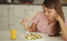 Những thói quen ăn uống khiến bạn hay bị đầy hơi, sình bụng