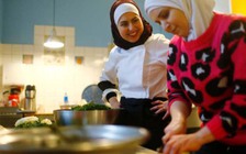 Dạy trẻ làm bếp giúp trẻ ăn tốt hơn khi trưởng thành