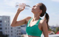 Khi tập thể dục, chơi thể thao, chớ để cơ thể thiếu nước!