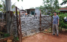 Xây tường bít cổng nhà dân vì không đóng tiền làm đường