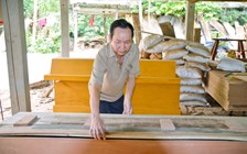 Người đóng hơn 1.000 chiếc quan tài từ thiện