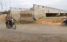 Cầu xây xong, không đi được