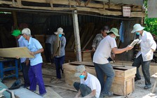 Những lão nông đóng hơn 1000 chiếc hòm từ thiện cho người nghèo