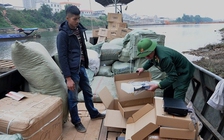 Bắt giữ xuồng máy chở 4 tấn hàng nhập lậu