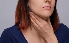 Đau họng dai dẳng cảnh báo bạn có thể mắc ung thư thanh quản
