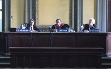 Chủ tọa hòa giải khi đang xét xử có đúng luật ?