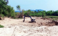 Ruộng đất tan hoang vì nạn khai thác cát trộm