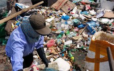 Vịnh Hạ Long 'oằn mình' gánh rác đến bao giờ?