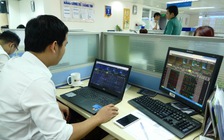 Trái phiếu 'phình' ra, tín dụng 'co' lại