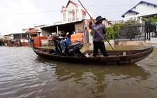 Lũ về, nhiều khu dân cư bị cô lập ở Bình Định
