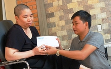 Trao tiền giúp người phụ nữ gần 10 năm nằm liệt giường