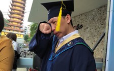 Sinh viên bị 'động kinh cục bộ' nhận bằng tốt nghiệp